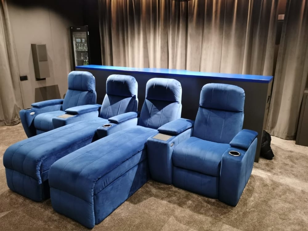 Синие кресла-реклайнеры в домашнем кинозале